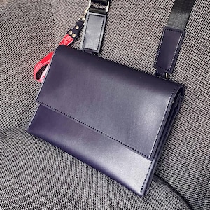Sac à bandoulière bleu foncé en cuir végétalien - Sac à main en similicuir bleu marine - Petit sac minimaliste - Cadeau écologique pour elle