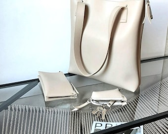 Bolsa tote artesanal em couro vegano, com zíper e bolso interno removível.