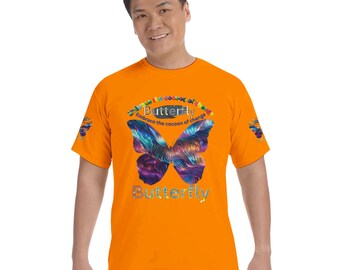 Peut inclure: T-shirt orange vif avec un motif de papillon coloré et le mot "Butterfly". Le t-shirt comprend également la phrase "Embrace the cocoon of change". Le motif du papillon est un mélange de bleu, de violet et de jaune.