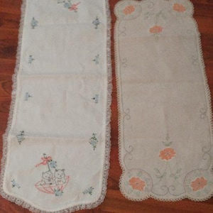Dos Vintage bordado Dresser bufandas gatitos / flores