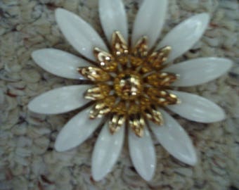 Vintage grote witte bloem metalen broche