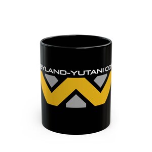 Op de afbeelding: Zwarte keramische mok met een geel en grijs Weyland-Yutani Corporation logo.