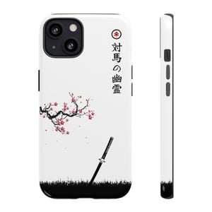 Pode incluir: Uma capa de telefone branca com uma ilustração em preto e branco de um ramo de cerejeira em flor e uma katana. O texto japonês na capa diz "対馬の幽霊".