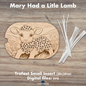 Puede incluir: Un inserto de Trofast de madera con un diseño de un cordero en un campo de flores cortado con láser. El inserto mide 20 cm por 28 cm y está diseñado para encajar en un sistema de almacenamiento Trofast. El texto "Mary Had a Little Lamb" está en la parte superior del inserto.