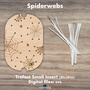 Op de afbeelding: Houten spinnenwebontwerp voor een kleine Trofast-inzet, met afmetingen 20x28 cm. Het ontwerp bevat meerdere spinnenwebben met spinnen en vliegen. De afbeelding toont ook witte pijpenragers om mee te strikken.