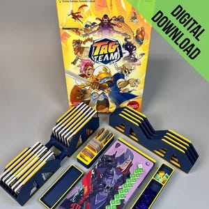 Puede incluir: Un juego de mesa con una caja con personajes ilustrados y el texto "TAG TEAM". El juego incluye varias piezas, cartas y bandejas en azul, amarillo y blanco. La caja tiene el texto "DIGITAL DOWNLOAD".