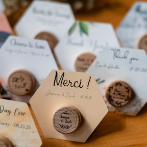 Florale Junggesellenabschiedsgeschenke in loser Schüttung, minimalistische Hochzeit, Save the Date, gravierte Weinflaschenverschlüsse, klassisches Hochzeitsandenken