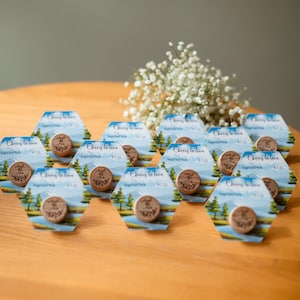 Provence Gastgeschenke in loser Schüttung, Outdoor Brautparty Save the Date, klassische Dankeskarten, gravierter Weinflaschenkorken, Hochzeitsgastgeschenk