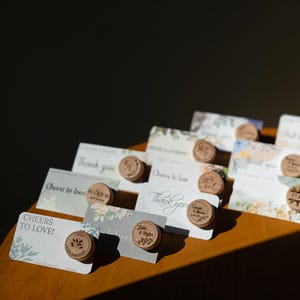 Rustikale Weinstopper in loser Schüttung, klassisches Gastgeschenk für die Braut, Andenken personalisiertes Gastgeschenk, florale Dankeskarte