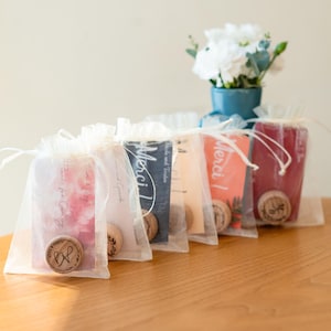 Monogrammierte Hochzeit Weinkorken in loser Schüttung, individuelle Brautparty Gastgeschenke, Gartenhochzeit Gastgeschenke, personalisierte Korken in Organza Geschenktasche