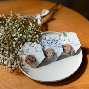 Recuerdos personalizados para despedidas de soltera a granel, regalos clásicos para invitados a bodas, tapones de vino personalizados de recuerdo, boda con monograma para guardar la fecha