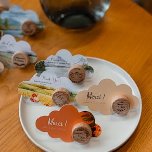Upominki na baby shower w ogrodzie w hurtowych ilościach, grawerowane korki do butelek wina, klasyczne upominki na przyjęcia urodzinowe, zaproszenie na ślub w Prowansji