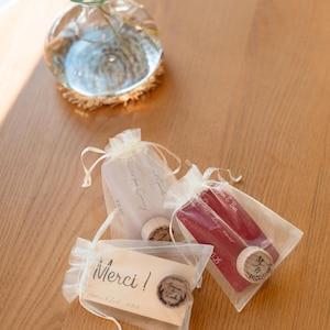 Recuerdos florales para despedida de soltera, tapones de corcho para vino en bolsas de organza, recuerdos de boda provenzales al por mayor, tarjetas de agradecimiento, recuerdos para eventos formales.