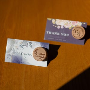 Rolhas de vinho gravadas para lembranças em grandes quantidades, cartões de agradecimento, lembrancinhas de casamento provençais, presentes formais para convidados de casamento, reserve a data do jantar de ensaio