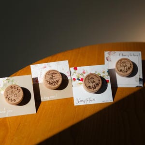 花柄の独身パーティー記念品ギフト（まとめ買い）、ワインボトルストッパー50個セット、クラシックなサンキューカード、屋外婚約パーティーの記念品