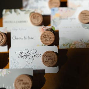 Bloemen bruiloft wijnstoppers set van 100, klassieke cadeaus voor bruiloftsgasten, vrijgezellenfeest bedankjes in bulk, gepersonaliseerde bedankkaartjes