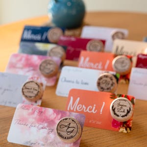 Bouchons de liège gravés avec carte de remerciement et sacs en organza - Bouchon de vin personnalisé - Cadeau personnalisé pour les invités - Cadeaux de mariage - Bouchon de vin en bois