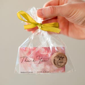 Cadeaux roses pour la douche nuptiale en vrac, bouchons à vin gravés personnalisés, souvenirs de quinceanera pour les invités, fête d'anniversaire, réservez