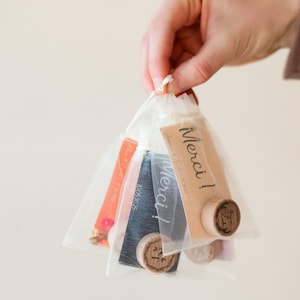 Provençaals huwelijksfeest bewaar deze datum, aangepaste wijnstop in bulk, gepersonaliseerde kurk in zakjes van organza, aandenken aan repetitiediner