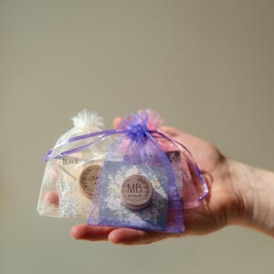 Klassieke wijnstoppen voor vrijgezellenfeesten in organzazakjes, trouwbedankjes in bulk, cadeaus voor bruiloftsgasten buiten, provence bruiloft bewaar deze datum