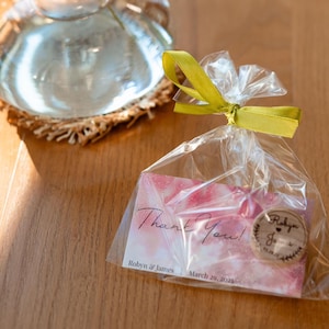 Monogrammierte Hochzeit personalisierte Weinstopper in loser Schüttung, Brautparty Gäste Geschenkidee, Wald Save the Date Korken, Probeessenandenken