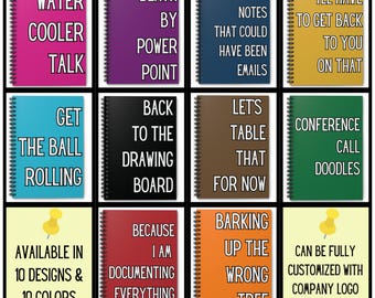 Könnte beinhalten: Zehn verschiedene Designs von spiralgebundenen Notizbüchern mit verschiedenen Sprüchen. Die Sprüche beinhalten "Water Cooler Talk", "Death by Power Point", "Meeting Notes That Could Have Been Emails", "I'll Have To Get Back To You On That", "Get The Ball Rolling", "Back To The Drawing Board", "Let's Table That For Now", "Conference Call Doodles", "Because I Am Documenting Everything", "Barking Up The Wrong Tree". Die beiden unteren Notizbücher zeigen, dass die Notizbücher in 10 Designs und 10 Farben erhältlich sind und vollständig mit einem Firmenlogo individualisiert werden können.