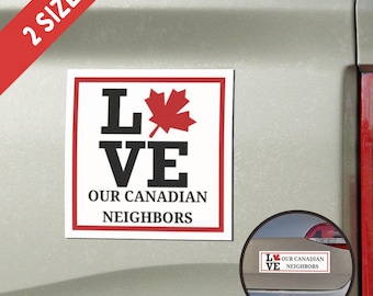 Könnte beinhalten: Ein quadratischer Automagnet mit weißem Hintergrund und rotem Rand. Der Text lautet LOVE, wobei ein rotes Ahornblatt das O ersetzt. Darunter steht in schwarzer Schrift OUR CANADIAN NEIGHBORS. Eine kleinere rechteckige Version ist abgebildet.
