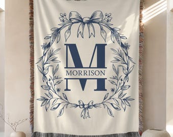 Koc tkany z monogramem, wianek kwiatowy w stylu chinoiserie, kokietka z nazwiskiem rodziny, narzuta toile w kwiaty w kolorze niebieskim, prezent na parapetówkę dla mamy