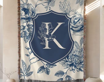 Personalizowany tkany koc z monogramem, kwiatowy koc z nazwiskiem rodziny w stylu chinoiserie, narzuta toile w kolorze niebieskim, prezent dla babci, prezent na parapetówkę