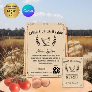 Op de afbeelding: Een bord voor Sarah's Chicken Coop met een illustratie van een kip, tekst en een QR-code. Het bord wordt ondersteund door houten deuvels. Tomaten en eieren staan op de voorgrond. Het bord is een digitaal Canva-sjabloon, 21,6 x 27,9 cm en 12,7 x 17,8 cm.