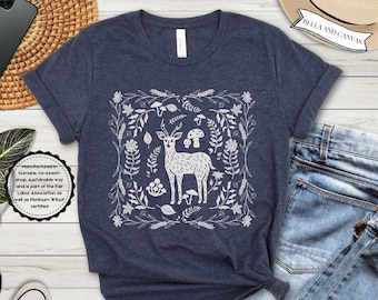 Wald Hirsch T-Shirt, Folklore Waldtier Shirt, Linolschnitt Pilz Shirt, Geschenk für Wildtier-Liebhaber, Boho Rundhalsausschnitt, Outdoor-Enthusiast Tee