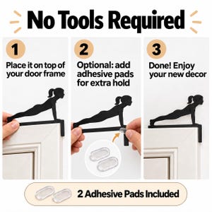 K&ouml;nnte beinhalten: Eine schwarze Silhouette einer Person in Plank-Position, die auf einen T&uuml;rrahmen gesetzt werden kann. Die Anleitungsgrafik enth&auml;lt den Text No Tools Required, 1 Place it on top of your door frame, 2 Optional add adhesive pads, 3 Done und 2 Adhesive Pads Included.