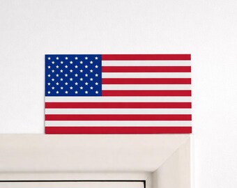 Puede incluir: Una bandera estadounidense rectangular con rayas rojas y blancas y un cantón azul lleno de estrellas blancas. La bandera se muestra sobre un fondo blanco.