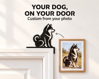 Puede incluir: Una silueta de perro en metal blanco y negro diseñada para colocarse sobre el marco de una puerta, con la figura de un perro sentado. El texto dice: YOUR DOG, ON YOUR DOOR Custom from your photo. Se muestra una foto enmarcada del mismo perro.