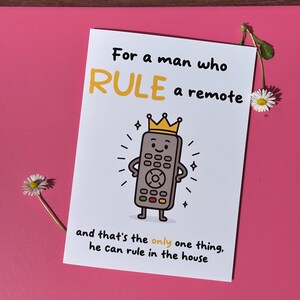 Tarjeta divertida para él – Tarjeta del Rey del Control Remoto – Tarjeta de cumpleaños para esposo o papá – Chiste del control remoto – 5x7 Tarjeta de felicitación en blanco por dentro