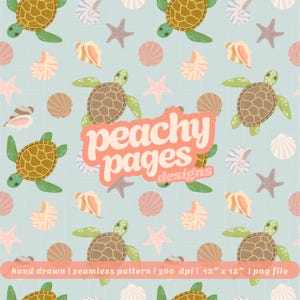 Puede incluir: Un patrón sin costuras con tortugas marinas, conchas marinas y estrellas de mar en tonos verdes, marrones, rosas y blancos sobre un fondo azul claro. El diseño incluye el texto "peachy pages designs" y las dimensiones del patrón, 30,48 cm x 30,48 cm.