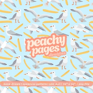 Könnte beinhalten: Nahtloses Muster mit weißen Möwen mit grauen Flügeln und orangefarbenen Schnäbeln, abwechselnd mit gelben Pommes Frites, auf hellblauem Hintergrund. Der Text "peachy pages designs" befindet sich in einer pfirsichfarbenen Blase. Handgezeichnetes Muster.
