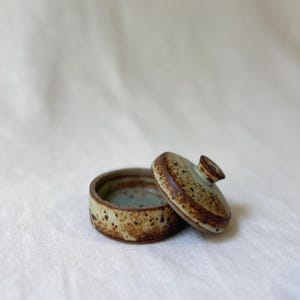 Handmade Ceramic Ring Jar – Small Stash Box for Trinkets & Jewelry (Pistachio Speckle with Knob)