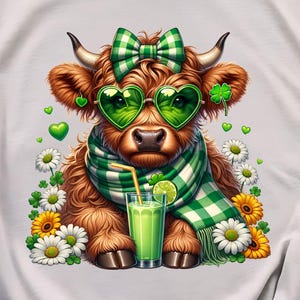 St. Patrick's Day Highland Cow, png, pdf, hartvormige zonnebril, een groene strik en een feestelijke groene sjaal. St. Patty's Heifer, digitale download