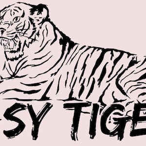 Puede incluir: Ilustración en blanco y negro de un tigre tumbado, con el texto "EASY TIGER" en letras negras y en negrita. El tigre tiene rayas detalladas y una expresión feroz. El fondo es de color rosa pálido.