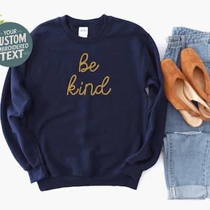Sudadera personalizada con texto bordado en punto de cadeneta y frase bordada. Sin pedido mínimo. imagen 1