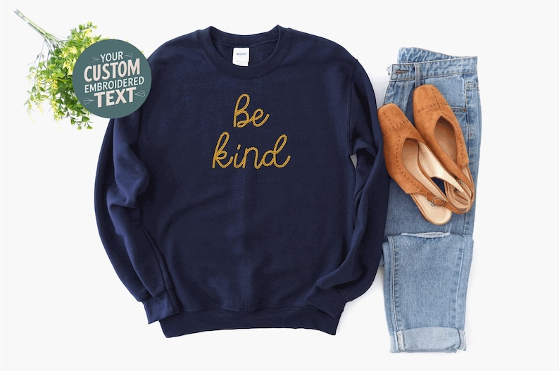 Sudadera personalizada con texto bordado en punto de cadeneta y frase bordada. Sin pedido mínimo. imagen 1