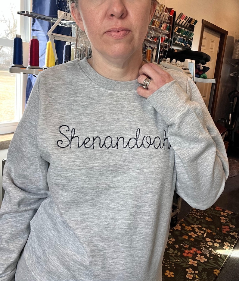 Personalized Small Chain Stitch Text Sweatshirt With Embroidered Phrase No Minimum Bild 2