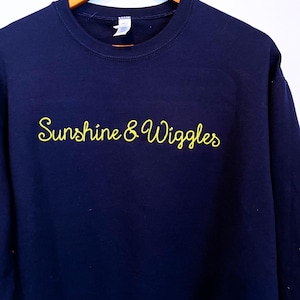 Sudadera personalizada con texto bordado en punto de cadeneta y frase bordada. Sin pedido mínimo. imagen 4