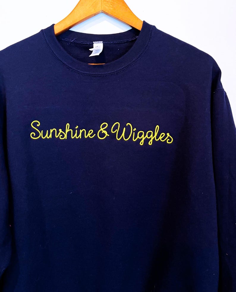 Sudadera personalizada con texto bordado en punto de cadeneta y frase bordada. Sin pedido mínimo. imagen 4
