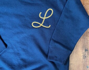 Sudadera infantil personalizada con monograma y letras iniciales en punto de cadeneta.
