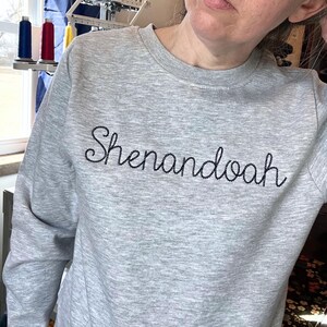 Personalized Small Chain Stitch Text Sweatshirt With Embroidered Phrase No Minimum Bild 4