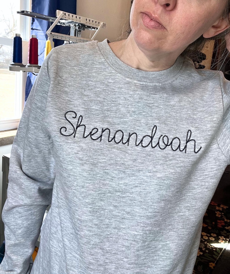 Personalized Small Chain Stitch Text Sweatshirt With Embroidered Phrase No Minimum Bild 4