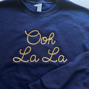 Sudadera personalizada con texto bordado en punto de cadeneta y frase bordada. Sin pedido mínimo. imagen 5