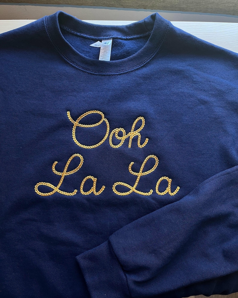 Sudadera personalizada con texto bordado en punto de cadeneta y frase bordada. Sin pedido mínimo. imagen 5